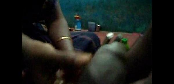  TAMIL AUNTY HOLDING THE THE COCK WITH VESSEL HOLDER AND GIVING VERY FUCKING OIL MASSAGE